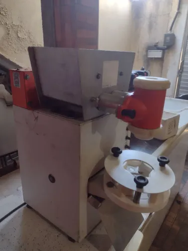 Vende se uma Máquina de Fazer salgados