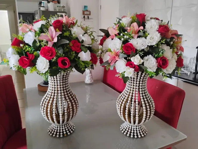 Arranjo de flores artificiais bordô, rosa e branca