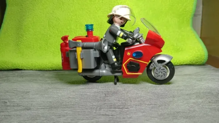 PLAYMOBIL BOMBEIRO - CHEFE DOS BOMBEIROS C/ MOTO OÇÃO 1 COLECIONE