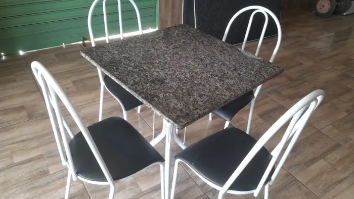 Mesa de mármore 4 cadeiras