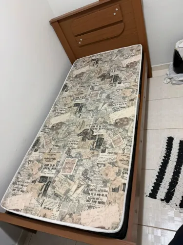 VENDE-SE CAMA DE SOLTEIRO COM COLCHÃO - EM ÓTIMO ESTADO DE CONSERVAÇÃO