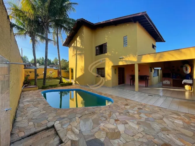 Casa ampla com 4 dormitórios, piscina e área gourmet no Jardim Santa Tereza