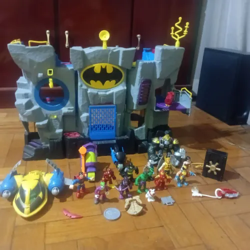 Lote completo imaginext castelo do Batman + diversos personagens + veículos + acessórios