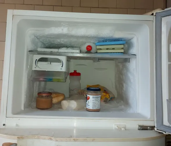 Vendo geladeira funcionando . 700,00 Bairro : Meier