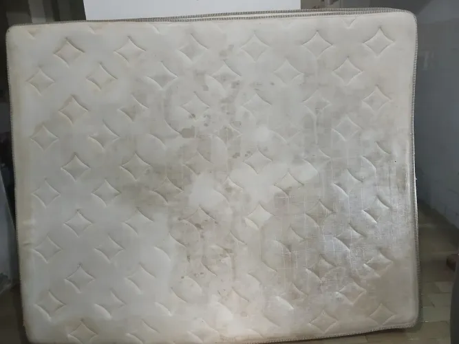 Cama box Queen - marca Magnum.