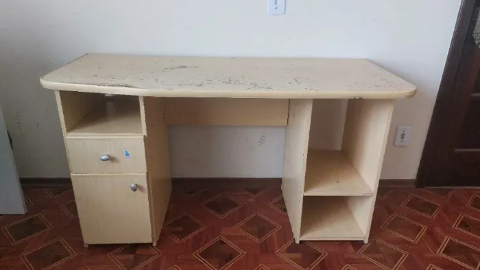 Escrivaninha amarela