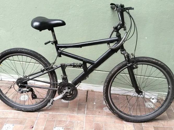 Vendo uma bicicleta aro 26 toda revisada com 2 câmara de ar nova 2 peneu novo câmbio novo 