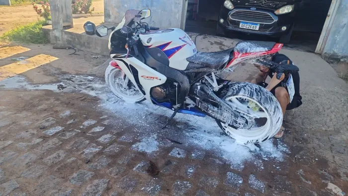 CBR 1000 rr fireblade leia por favor!!gratoo