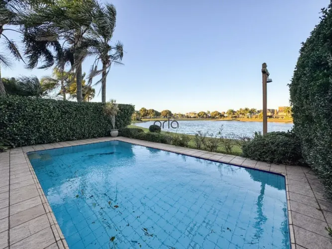 Casa beira lago mobiliada com piscina 03 suítes á venda no Condomínio Atlântida Lagos Park