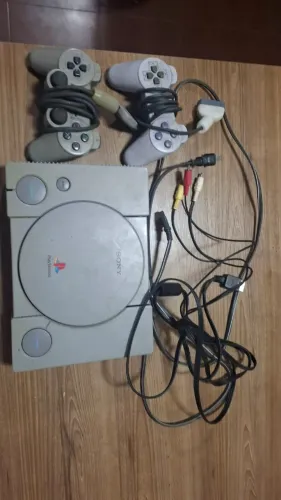 Playstation 1 com dois controles