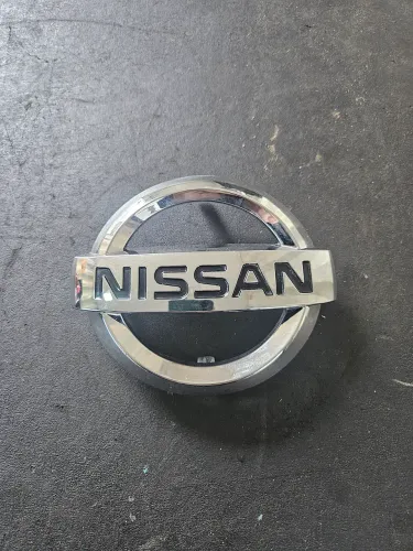Emblema dianteiro original nissan tiida