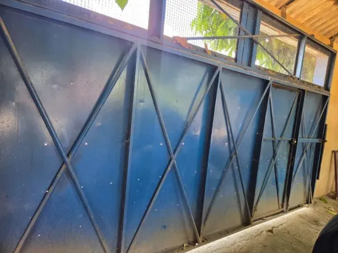 Portão de Alumínio 4,60 x 2,27 com Acabamento em Ferro
