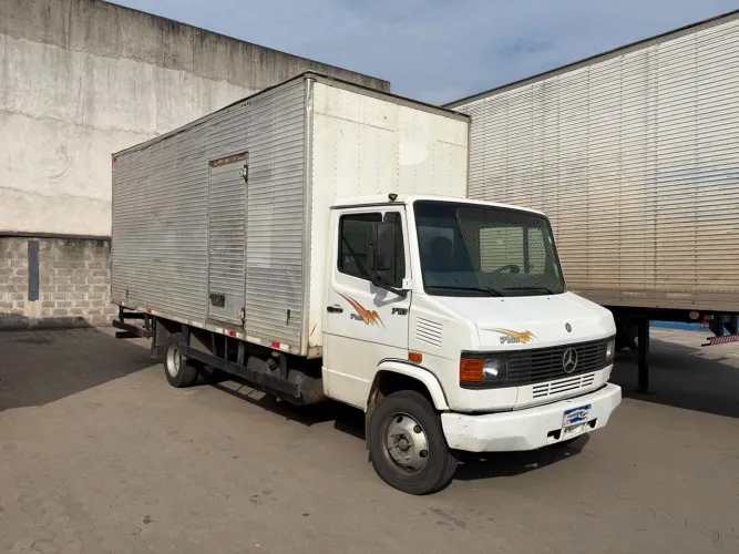 Mercedes Bens 710 ano 2012 único dono no baú