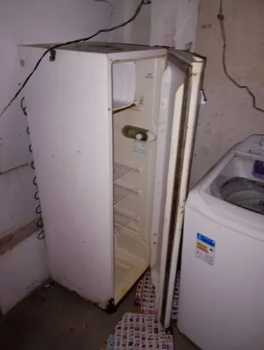 Vendo uma geladeira simples ela não tem prateleiras na porta .