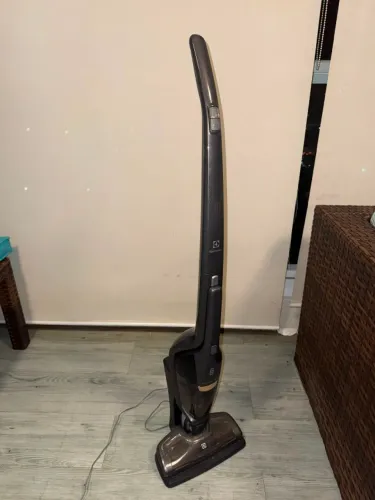 Aspirador Electrolux Ergorapido ERG24C 2 em 1 Sem Fio com Base