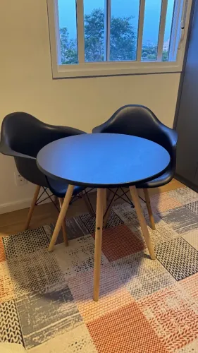 conjunto de mesa e duas cadeiras 