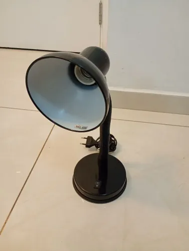 Luminária de mesa articulada