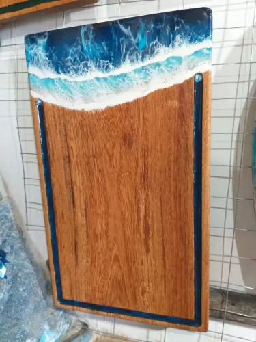 Peça na arte em resina na madeira