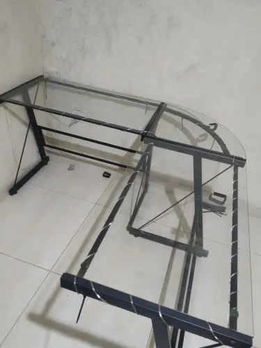 Vende-se mesa de vidro em L preço baixo pra vender logo
