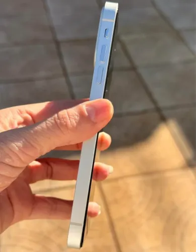 iPhone XR na carcaça do iPhone 17 PRO