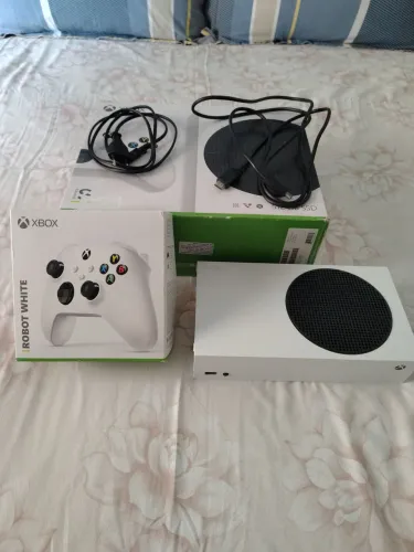 Xbox series S usado em ótimo estado com dois controles,caixa do console e os cabos.