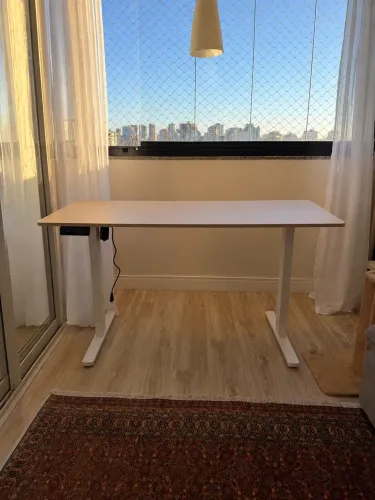 Mesa de escritório com regulagem de altura automática