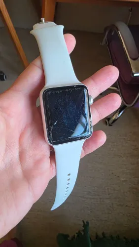 Apple Watch Series 3 - 42mm - COM DEFEITO (tela quebrada)