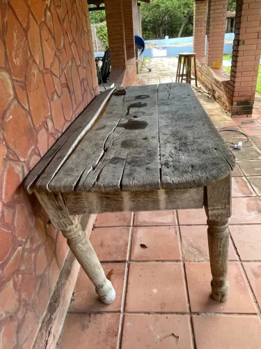 Mesa rústica, de madeira maciça, centenária, desgastada. Preço: 370,00