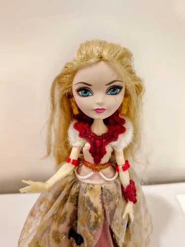 (LER DESCRIÇÃO ANTES) Ever After High Apple White Thronecoming