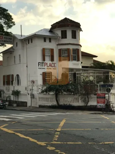 Linda Casa comercial com 6 vagas, em área nobre, são 320 m2 bem distruibuídos.