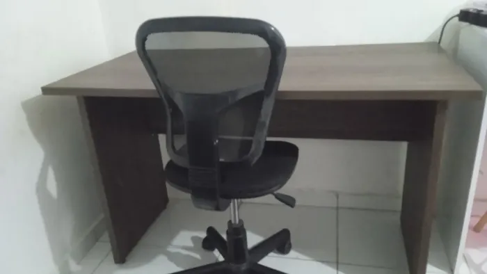 Mesinha de computador com cadeira