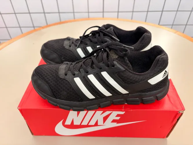 Tênis adidas