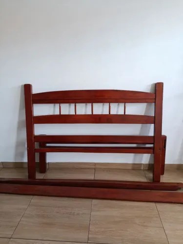 Vendo cama de casal de madeira de lei sem colchão