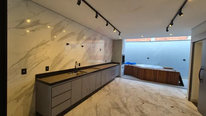 Casa em Condomínio em Cabreúva-SP, Bairro Pinhal: 2 Quartos. Sendo 1 suíte master, 2 Salas