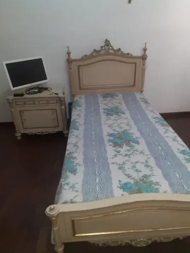 Cama de solteira antiga com criado mudo