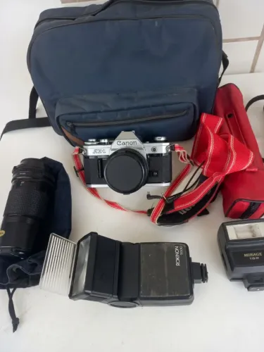 Kit Canon AE-1 Analógica + Lentes, Flashes, Tripé e Bolsa (usado)