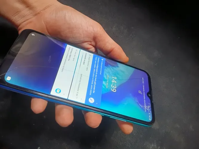 Moto g8 power lite R$ 200 pequeno detalhe na tela mas nao atrapalha em nada