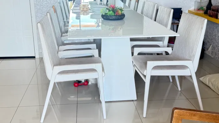 Mesa com 6 cadeiras estofadas