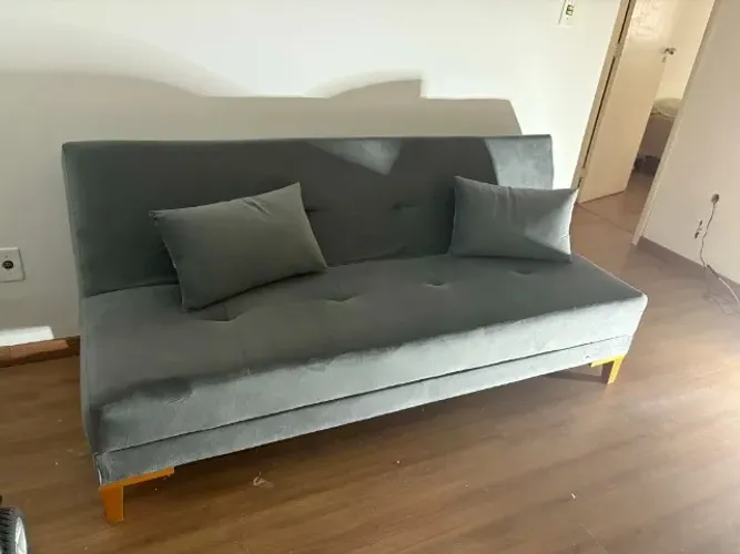 Vendo sofá 03 lugares muito novo 700,00