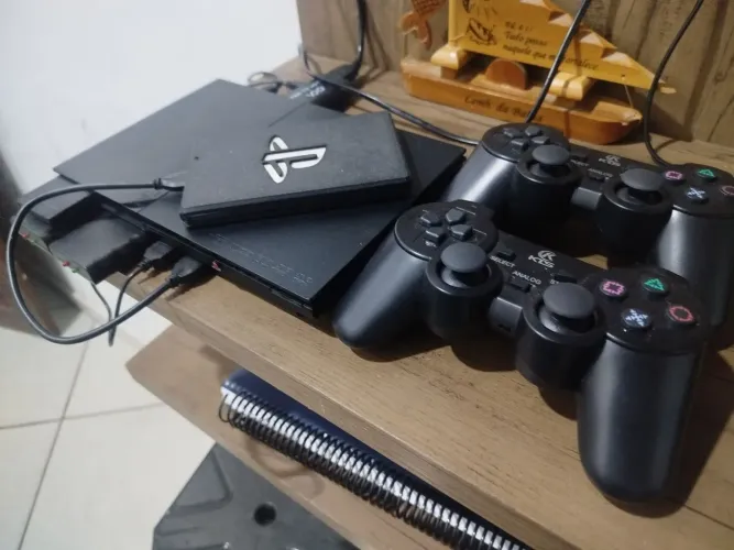 ? PlayStation 2 Slim Seminovo + HD 320GB + 3 Controles