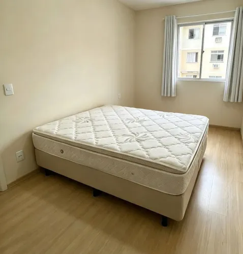Cama box queen com colchão usada em perfeito estado.Entrego