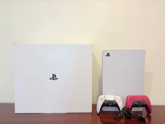 Ps5 mídia física 825 Gb, inclui dois controles, cabo e caixa.