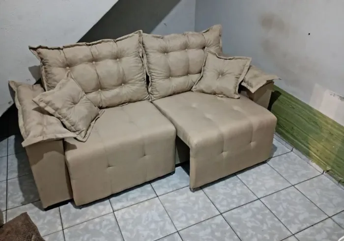 Sofá retrátil com braço estofado