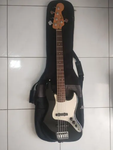 Baixo Fender Standard 5 cordas