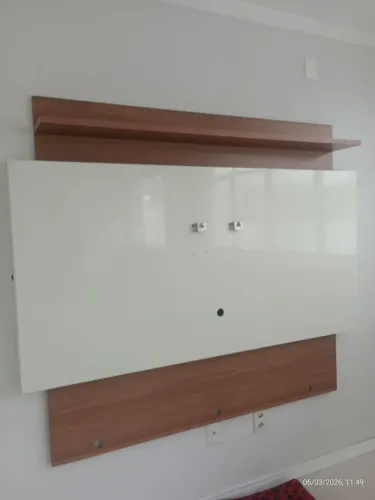 PAINEL P TV COM LUZ DE LED AO FUNDO.
