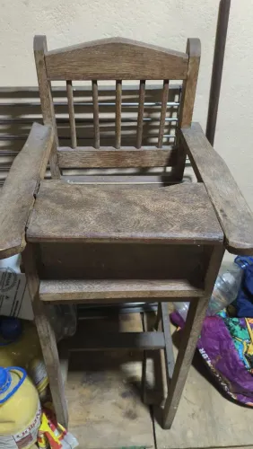 Cadeira para alimentação de criança em restaurante.