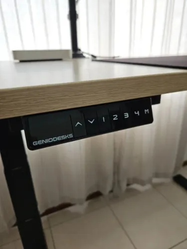 Mesa com ajuste de altura elétrico (Geniodesk Pro)