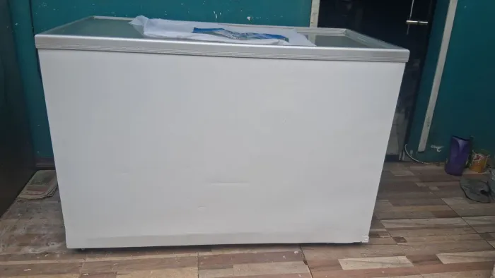 Freezer expositor da marca Metalfrio funcionando perfeitamente congela super rápido bem