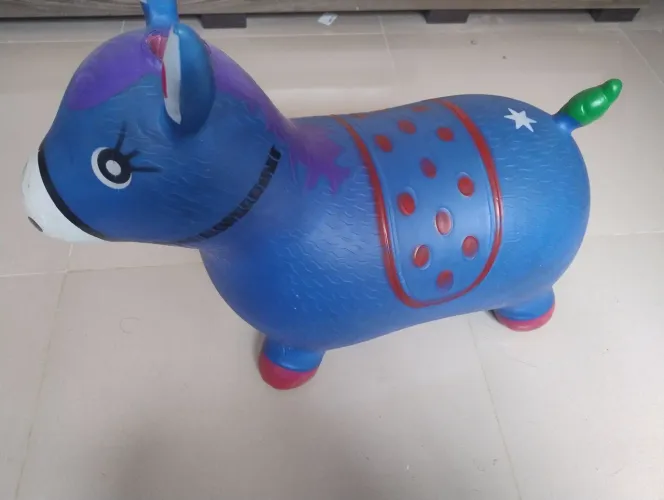 Cavalinho de brinquedo está em bom estado tá sam tocador de música