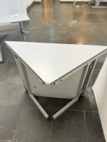 Mesa Triangular Dobrável para Estúdio, Podcast, Live Commerce e Eventos